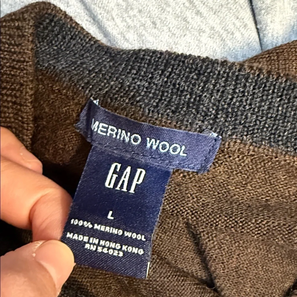 Gap Y2K 100% Merino Wool V neck Unisex Sweater. Size L